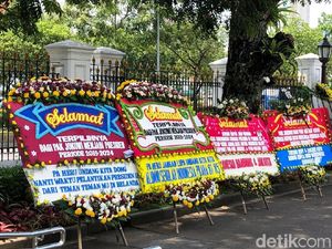 Karangan Bunga untuk Jokowi-Maruf Terus Datang ke Istana