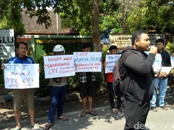 Mahasiswa Demo Tuntut Bawaslu Berani Tuntaskan Kasus Money Politics