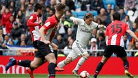 Tak ingin kalah, Bilbao juga mencari cara untuk menembus lini belakang Madrid dan mencoba melepas tendangan ke arah gawang pada menit ke-42. Namun bola belum mampu merobek gawang Madrid. Susana Vera/Reuters.