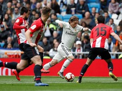 Tak ingin kalah, Bilbao juga mencari cara untuk menembus lini belakang Madrid dan mencoba melepas tendangan ke arah gawang pada menit ke-42. Namun bola belum mampu merobek gawang Madrid. Susana Vera/Reuters.
