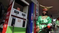 Petugas SPBU di Kelapa Gading Pakai Baju Adat Rayakan Hari Kartini