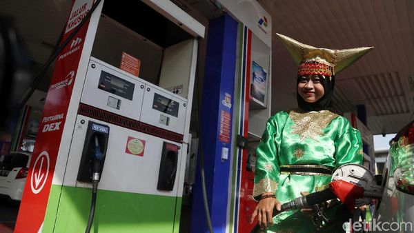 Petugas SPBU di Kelapa Gading Pakai Baju Adat Rayakan Hari Kartini