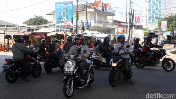 Semrawutnya Lalu Lintas di Perempatan Caman