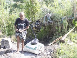Abah Aman Huni Semak Belukar, Pemerintah Belum Turunkan Bantuan