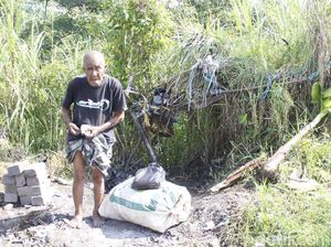 Abah Aman Huni Semak Belukar, Pemerintah Belum Turunkan Bantuan Abah Aman Huni Semak Belukar, Pemerintah Belum Turunkan Bantuan