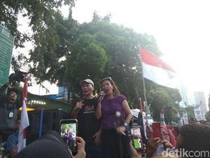 Dukung KPU, Iwa K hingga Tokoh Lintas Agama Beri Bunga Mawar