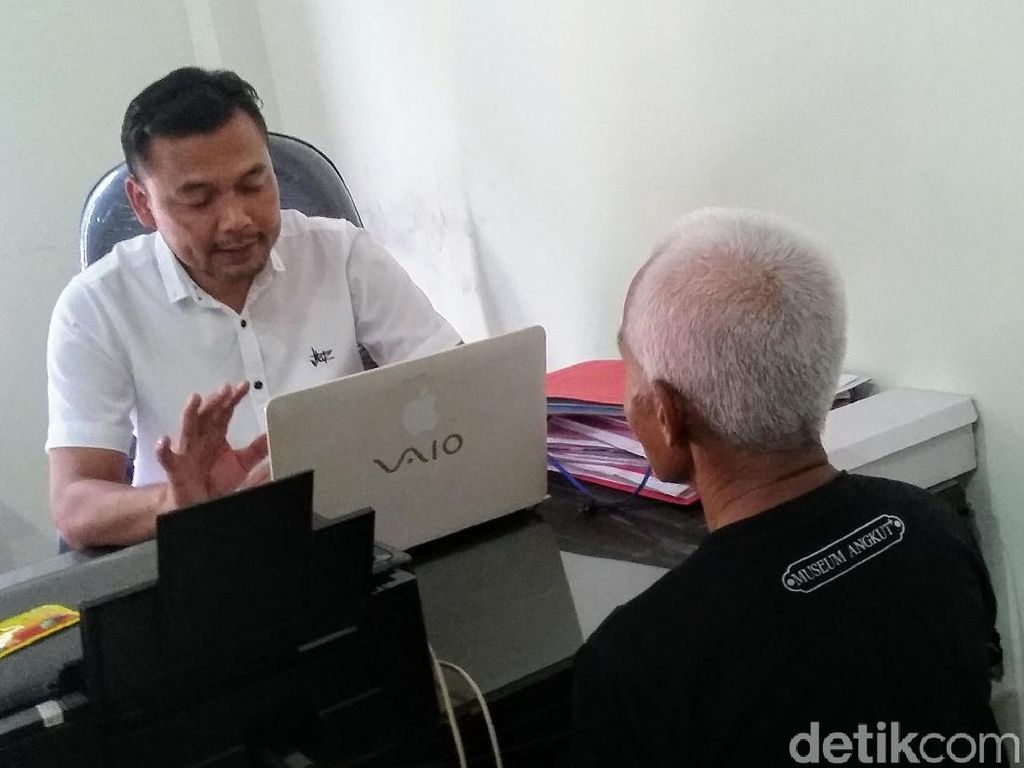 Seorang Kakek di Bondowoso Tega Memperkosa Cucunya Berusia 9 Tahun Seorang Kakek di Bondowoso Tega Memperkosa Cucunya Berusia 9 Tahun
