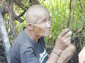 Miris! Kakek Berusia 85 Tahun di Bandung Tinggal di Semak-semak