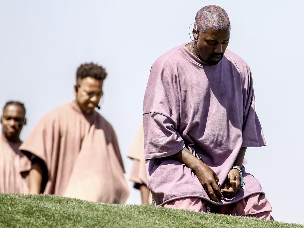 Kanye West Akui Dirinya Baru Menjadi Kristiani Kanye West Akui Dirinya Baru Menjadi Kristiani