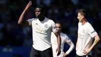 Paul Pogba langsung meninggalkan lapangan tanpa memberikan penghormatan kepada fan Manchester United. (