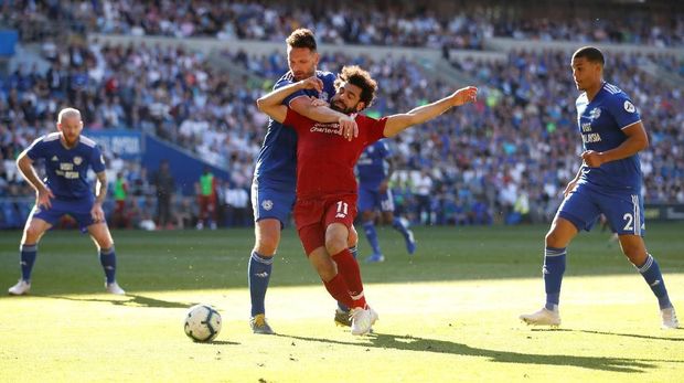 Mohamed Salah dijatuhkan Sean Morrison di dalam kotak penalti Cardiff. (