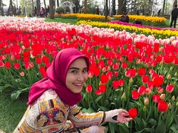 Adu Cantik Ayu Tingting dan Taman Bunga Tulip Turki