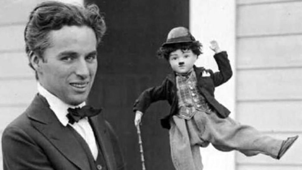 Melihat Wajah Polos Charlie Chaplin Tanpa Kumis Khasnya