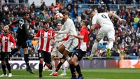 Benzema terus menggempur lini belakang Bilbao. Di menit kr-76 berawal dari tendangan sudut Luka Modric, Benzema mendapat ruang kosong di dekat gawang Bilbao dan dengan mudah mencetak gol keduanya. Madrid memimpin 2-0. Susana Vera/Reuters.