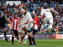 Benzema terus menggempur lini belakang Bilbao. Di menit kr-76 berawal dari tendangan sudut Luka Modric, Benzema mendapat ruang kosong di dekat gawang Bilbao dan dengan mudah mencetak gol keduanya. Madrid memimpin 2-0. Susana Vera/Reuters.