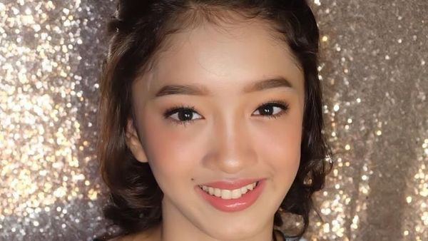 Manisnya Putri Duta Sheila On 7 Saat Ngopi dan Makan Waffle