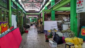 Suasana Pasar yang Dapat Order Karangan Bunga Ucapan Selamat Capres