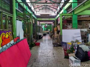Suasana Pasar yang Dapat Order Karangan Bunga Ucapan Selamat Capres