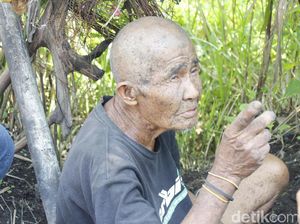 Relawan Bangun Saung untuk Kakek Penghuni Semak Belukar Relawan Bangun Saung untuk Kakek Penghuni Semak Belukar