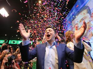 Dilantik Jadi Presiden, Komedian Ukraina Jalan Kaki ke Parlemen dan Selfie