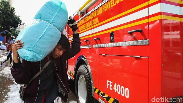 Api Padam, Pedagang Blok C Tanah Abang Evakuasi Dagangan