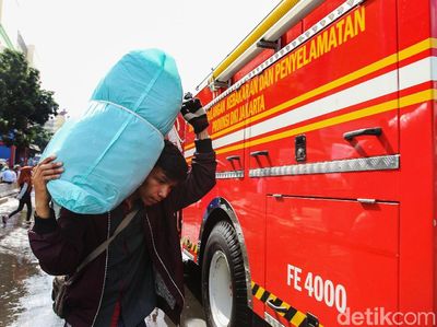Api Padam, Pedagang Blok C Tanah Abang Evakuasi Dagangan