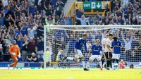 Pada menit ke-28, Everton menggandakan keunggulan. Gylfi Sigurdsson mencetaknya dengan tendangan jarak jauh. (Foto: Jason Cairnduff/Action Images via Reuters)