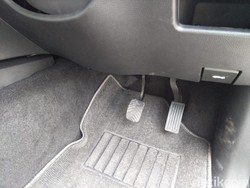 Nyetir Mobil Matic Pakai 2 Kaki? Ini Bahayanya