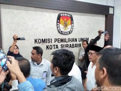 Geruduk KPU Surabaya, Massa Ratu Adil Tuntut Penghitungan Ulang Pileg