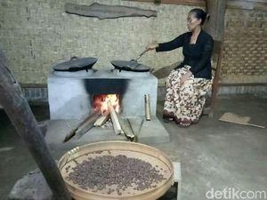 Kopi Jaran Goyang dari Desa Kemiren Disangrai dengan Cara Tradisional Kopi Jaran Goyang dari Desa Kemiren Disangrai dengan Cara Tradisional