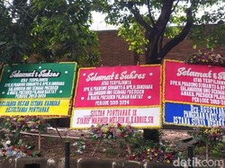 Ada Karangan Bunga Sultan Pontianak IX-Walkot Bukittinggi di Rumah Prabowo