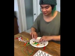 Keren! Musisi Ini Buat Musik EDM Lewat Enam Buah Boba