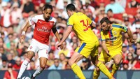 Di menit 77 Aubameyang melakukan aksi individu melewati beberapa pemain Palace. Dia menuntaskan aksinya dengan melepaskan tendangan terarah ke sudut bawah gawang. Warren Little/Getty Images.