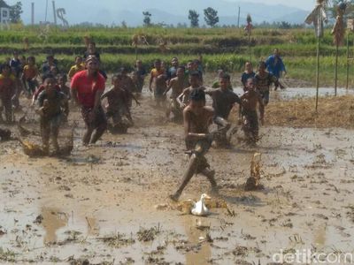 Foto: Pasar di Purworejo Ini Ada di Tengah Sawah