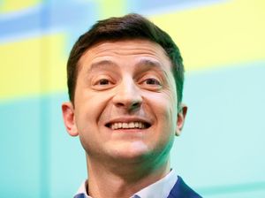 Pelawak yang Jadi Presiden Ukraina Berjalan Kaki ke Kantor Baru