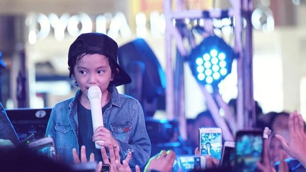 Saga menunjukan kemampuan menyanyinya/