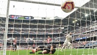 Benzema menutup emenangan Madrid lewat hat-tricknya di menit ke-90. Tembakan keras kaki kirinya dari luar kotak penalti tak bisa diselamatkan Iago Herrerin. Madrid menang 3-0. Denis Doyle/Getty Images.