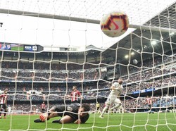 Benzema menutup emenangan Madrid lewat hat-tricknya di menit ke-90. Tembakan keras kaki kirinya dari luar kotak penalti tak bisa diselamatkan Iago Herrerin. Madrid menang 3-0. Denis Doyle/Getty Images.