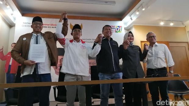 Caleg PDIP Kapitra Ampera (jaket hitam) di Posko Cemara.