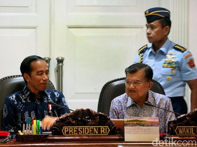 Senyum Jokowi Saat Pimpin Rapat Terbatas Bareng Menteri