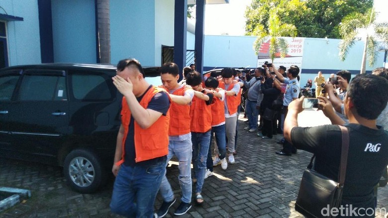 Kemenkumham Buru Pembawa 28 Paspor WN China yang Dibekuk di Semarang