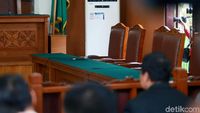 KPK Absen, Sidang Praperadilan Rommy Ditunda