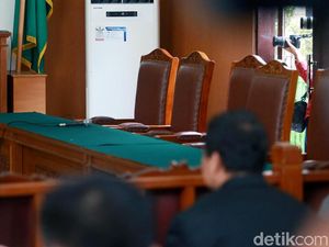 KPK Absen, Sidang Praperadilan Rommy Ditunda