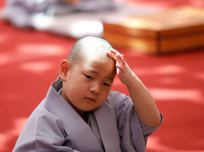 Ekspresi Gemas Para Biksu Cilik Sambut Waisak di Korea Selatan