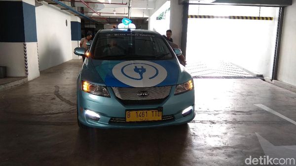 Penampakan Taksi Listrik Pertama di Indonesia