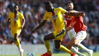 Tim tamu membuka gol pertama dalam pertandingan itu. Christian Benteke menjadi sosok yang membawa Crystal Palace unggul 1-0 dari Arsenal di babak pertama. Clive Rose/Getty Images.