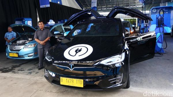 Keren! Ini Taksi Listrik Bluebird