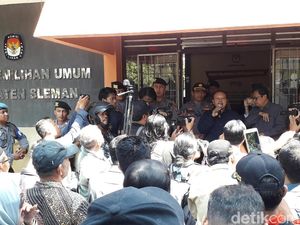 Belum Juga Terima Honor, KPPS di Sleman Geruduk Kantor KPU