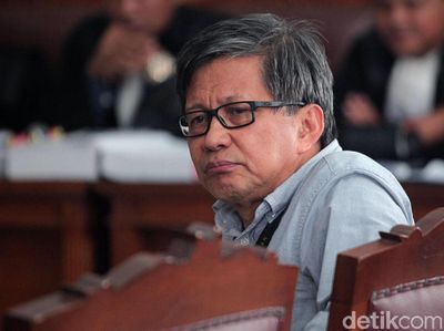 Bersaksi di Sidang Ratna Sarumpaet, Rocky Gerung Cemberut Aja