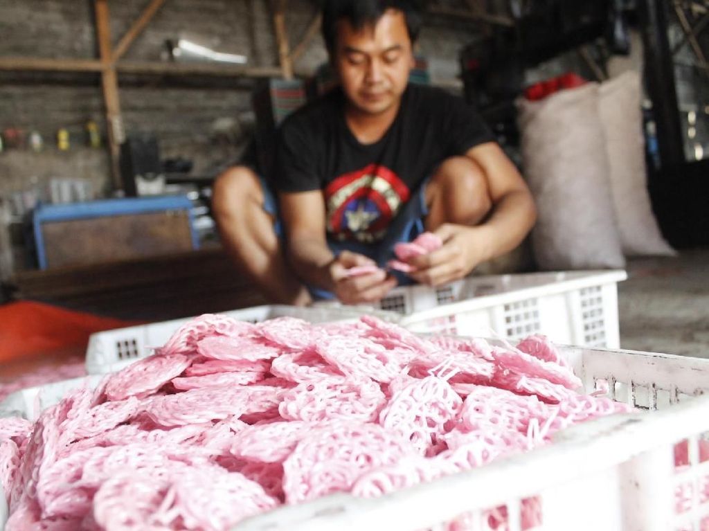 Pengusaha Kerupuk Padalarang Terbelit Harga Bahan Baku Mahal Pengusaha Kerupuk Padalarang Terbelit Harga Bahan Baku Mahal